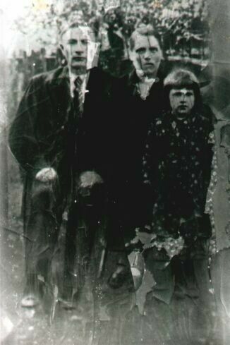 Mikw, ok. 1935. Na zdjciu (od lewej): Lichacz Jan, Maria i Stefania
